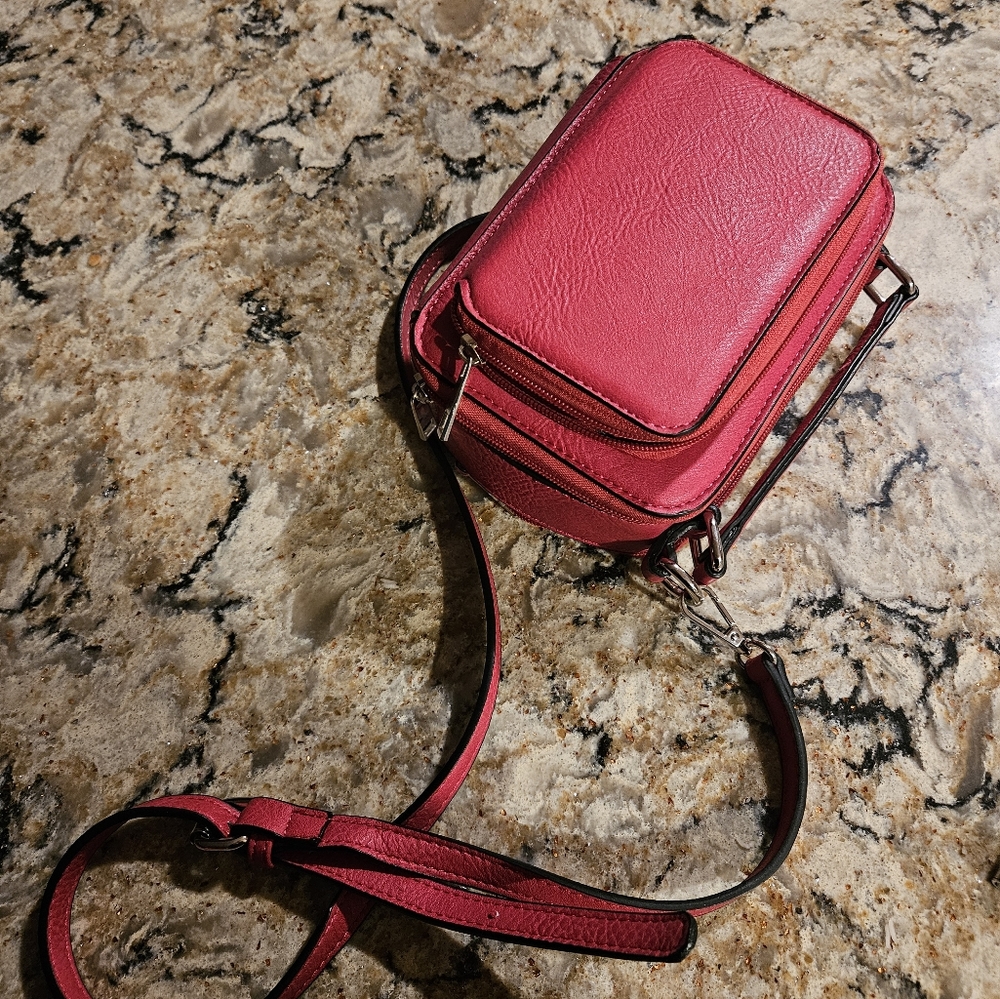 Hot pink crossbody - bag that Oprah likes- that is what amazon said !!
